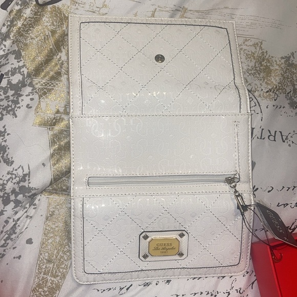 NWT in box Stunning GUESS woman’s wallet white - Picture 6 of 8